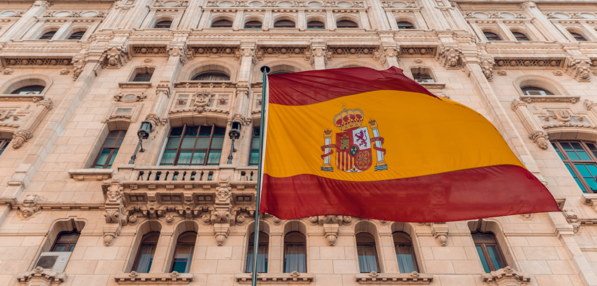 Drapeau espagnol devant une mairie